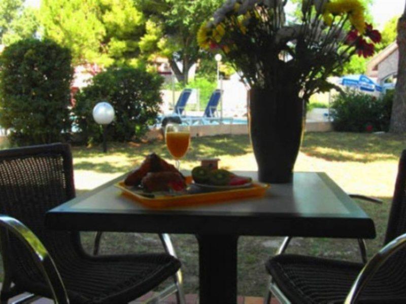 Artemia Aigues-Mortes - Hotel Avec Piscine Exterior foto